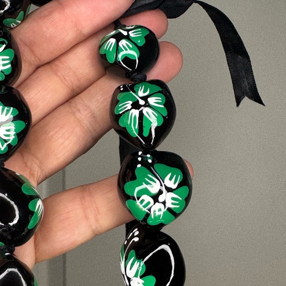 Green Hibiscus Kukui Nut Lei Necklace NWOT - Picture 5 of 6